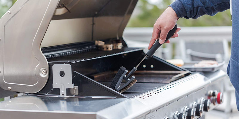 cleaning a BBQ